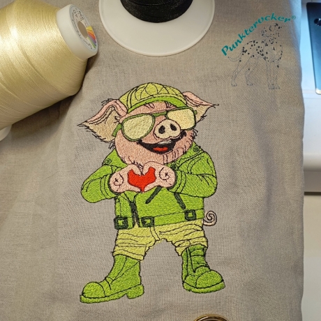 Glücksschwein Kurt mit Herzgeste | 8.88 x 12.48 cm | VS