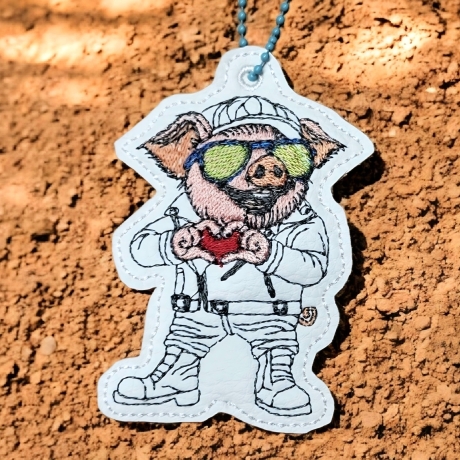 ITH | Glücksschwein Kurt mit Herzgeste | 6.25 x 9.35 cm | TS