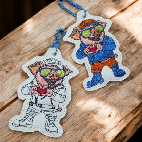 ITH | Glücksschwein Kurt mit Herzgeste | 6.25 x 9.35 cm | TS