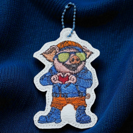 ITH | Glücksschwein Kurt mit Herzgeste | 6.25 x 9.35 cm | VS