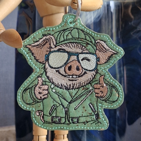 ITH | Glücksschwein Kurt 1 Anhänger | 8.93 x 9.46 cm | TS