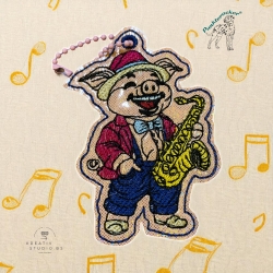 ITH TS-Anhänger - Saxo-Schwein Sammy - Größe 6.10 x 8.86 cm