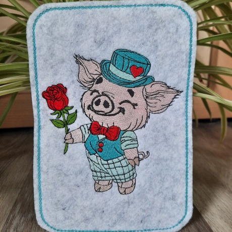 Glücksschwein Timmy mit Rose | 11.28 x 11.47 cm | VS