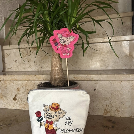 Glücksschwein Timmy mit Rose | 11.28 x 11.47 cm | VS