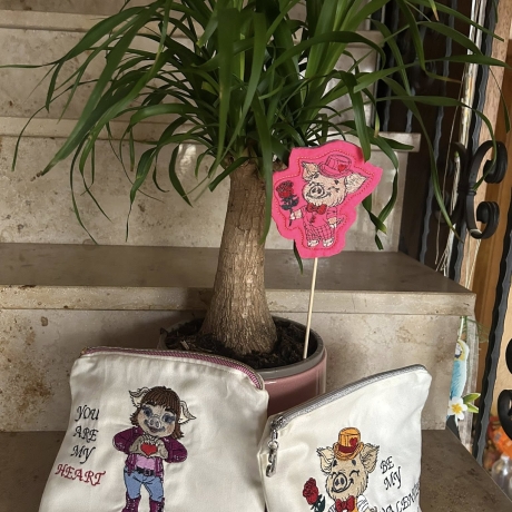 Glücksschwein Timmy mit Rose | 11.28 x 11.47 cm | VS