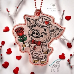 Glücksschwein Timmy mit Rose | Anhänger | 8.70 x 9.36 cm | TS