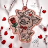 Glücksschwein Timmy mit Rose | Anhänger | 8.70 x 9.36 cm | TS