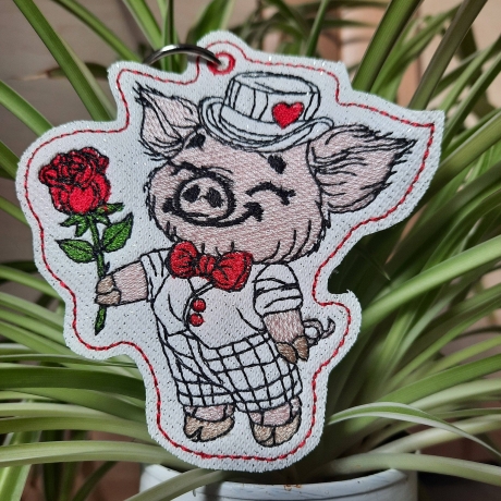 Glücksschwein Timmy mit Rose | Anhänger | 8.70 x 9.36 cm | TS