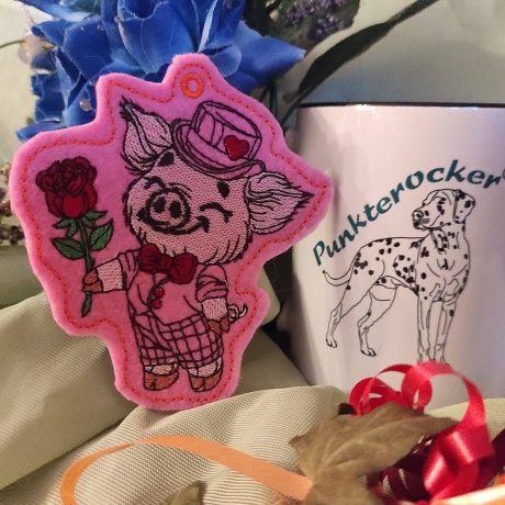 Glücksschwein Timmy mit Rose | Anhänger | 8.70 x 9.36 cm | TS