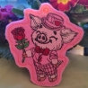 Glücksschwein Timmy mit Rose | Anhänger | 8.70 x 9.36 cm | TS