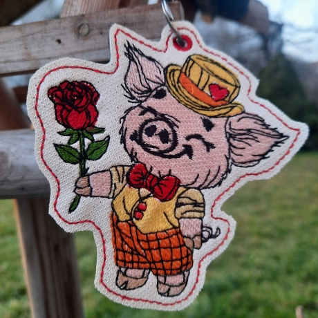 Glücksschwein Timmy mit Rose | Anhänger | 8.70 x 9.36 cm | VS