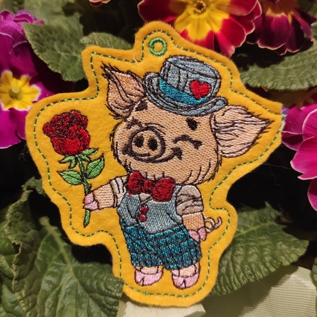 Glücksschwein Timmy mit Rose | Anhänger | 8.70 x 9.36 cm | VS