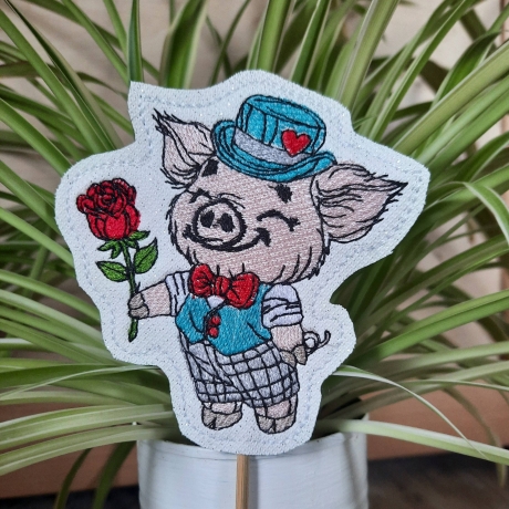 Glücksschwein Timmy mit Rose | Stabdatei | 8.70 x 8.83 cm | VS