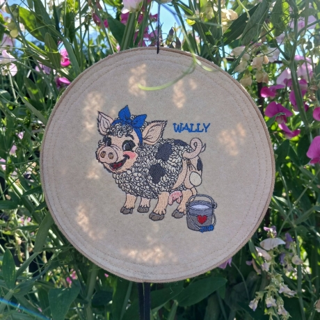 eierlegende Wollmilchsau Wally | 9.21 x 9.48 cm | VS