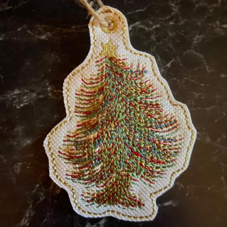  ITH |VS Anhänger|Weihnachts-Crew - schiefer Baum| 6.34 x 8.94 cm