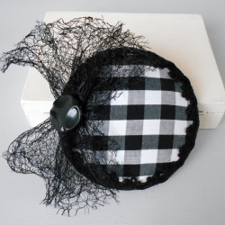 Schwarz weiß karierter Fascinator