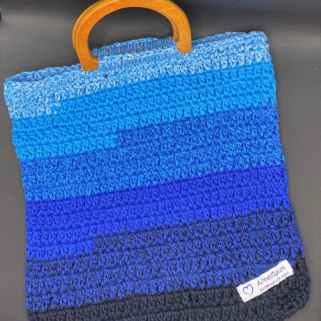 Einkaufstasche gehäkelt mit Holzgriffen , blau -1-