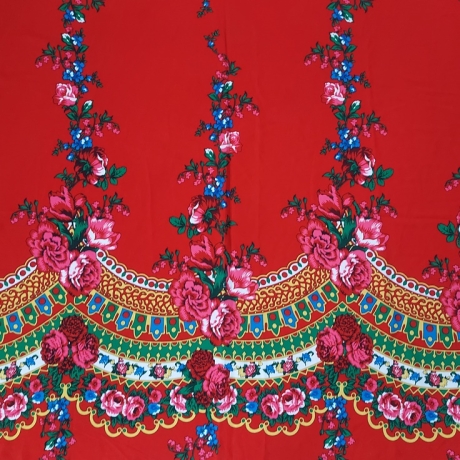Stoff mit Blumenmuster auf rotem Hintergrund