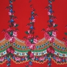Stoff mit Blumenmuster auf rotem Hintergrund