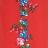 Stoff mit Blumenmuster auf rotem Hintergrund