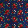 Stoff mit Blumenmuster auf blauem Hintergrund