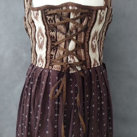 TRACHTENKLEID  IN BRAUN