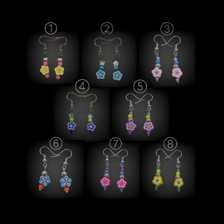 Kreative Hängeohrringe mit Blumenmuster