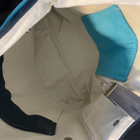 Große Tasche aus Canvas in Blau und Beige