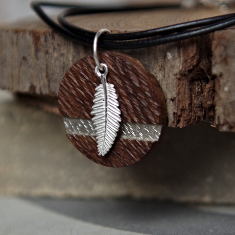 Holz Kettenanhänger mit Silberfeder und Platinnaht