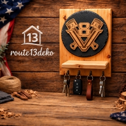 Holz-Schlüsselbrett mit V8-Emblem aus Birkenholz – mit Ablage