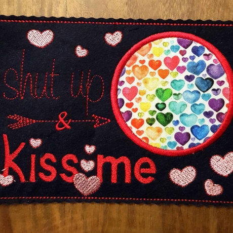 Stickdatei Valentinstag Mug Rug Herzen shut up and kiss me