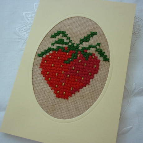 Grußkarte mit Stickbild Erdbeere