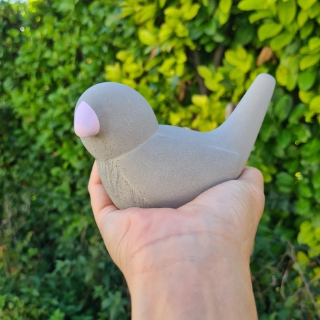 Design Vögelchen schlicht aus Beton / Vogel mit rosa Schnabel