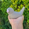 Design Vögelchen schlicht aus Beton / Vogel mit rosa Schnabel