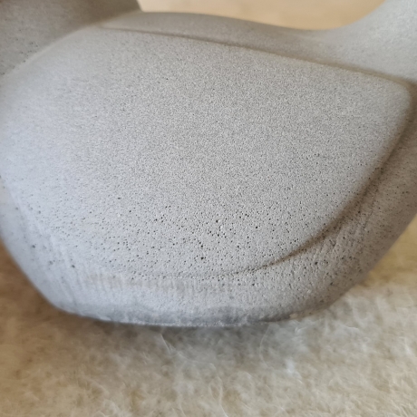 Design Vögelchen schlicht aus Beton / Vogel mit rosa Schnabel