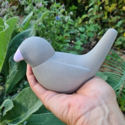 Design Vögelchen schlicht aus Beton / Vogel mit rosa Schnabel