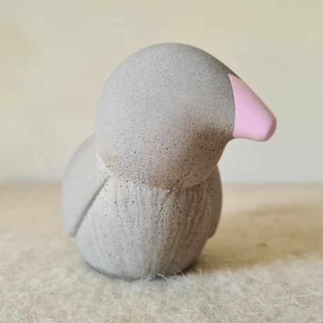 Design Vögelchen schlicht aus Beton / Vogel mit rosa Schnabel