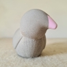 Design Vögelchen schlicht aus Beton / Vogel mit rosa Schnabel