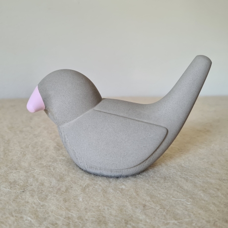Design Vögelchen schlicht aus Beton / Vogel mit rosa Schnabel