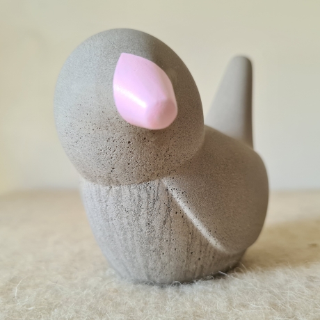 Design Vögelchen schlicht aus Beton / Vogel mit rosa Schnabel