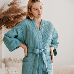 Eleganter Waffelbademantel für moderne Wellness und Sauna Besuche