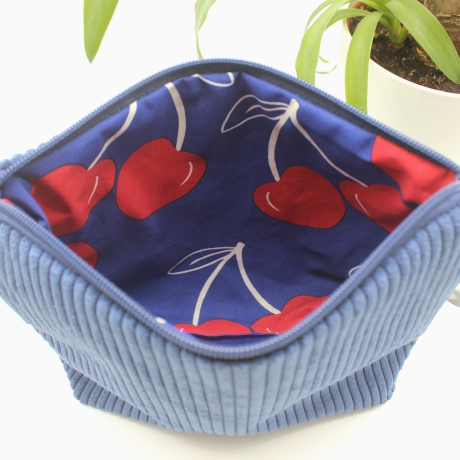 Wetbag aus Cord – Blau Kirschen mit beschichtetem Innenstoff