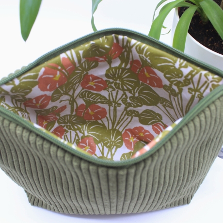 Wetbag aus Cord – Khaki Blumen mit beschichtetem Innenstoff