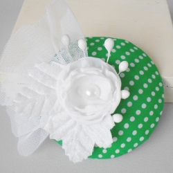 Handgefertigter Fascinator in saftigem Grün mit weißen Polka-Dots