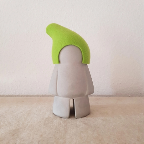 Minimalistischer Design Gartenzwerg Betonguss mit Mütze grün 28cm
