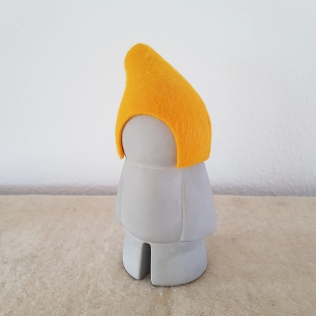 Zwerg handgegossen Gartenzwerg Figur Beton / Filz Mütze gelb 28cm