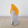 Zwerg handgegossen Gartenzwerg Figur Beton / Filz Mütze gelb 28cm