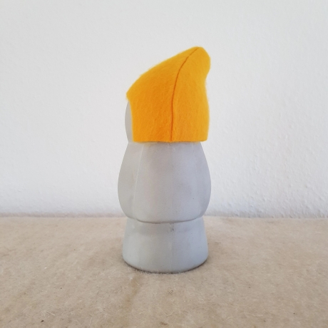 Zwerg handgegossen Gartenzwerg Figur Beton / Filz Mütze gelb 28cm