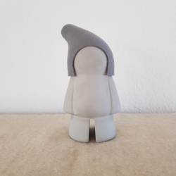handmade Zwerg / Gartenfigur Beton / Wollfilz Mütze grau 28cm