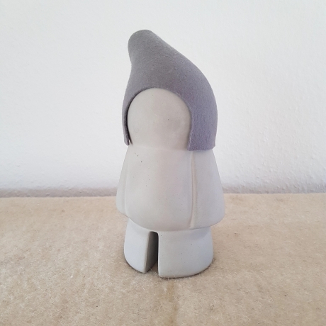 handmade Zwerg / Gartenfigur Beton / Wollfilz Mütze grau 28cm